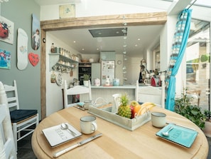 Möbel, Interior Design, Holz, Decke, Küche, Zimmer, Flooring, Tabelle, Beleuchtung, Stuhl