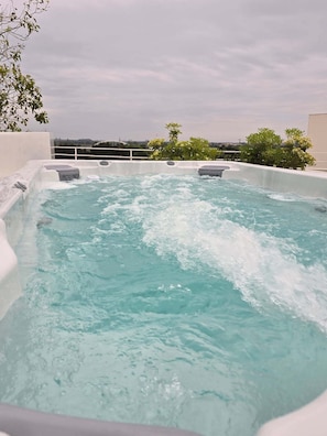 Bain à remous extérieur
