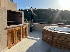 Outdoor spa tub