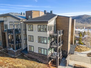 3rd Floor Corner Unit w/Elevator Access