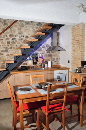 Fully equipped kitchen with dining table