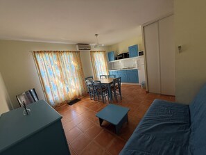 Coin cuisine avec frigo, micro ondes, four, plaque de cuisson, cafetière…