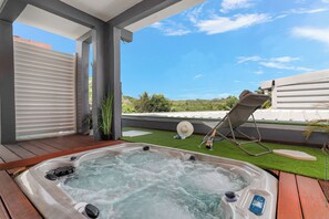 Outdoor spa tub