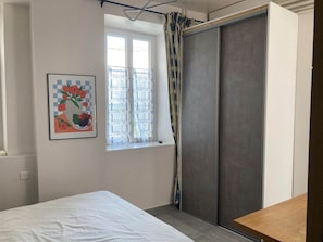 Studio rue du Marché – charme et fonctionnalité au cœur du village Lit escamotable, salle d’eau contemporaine, cuisine équipée et accès au jardin commun : tout est prévu pour un séjour détente à La Flotte.