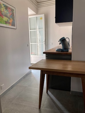 Cuisine du studio – Équipements modernes et ambiance cosy Plaque vitrocéramique, lave-vaisselle, rangements astucieux et décoration soignée pour un séjour sans contrainte au cœur de l’île de Ré.