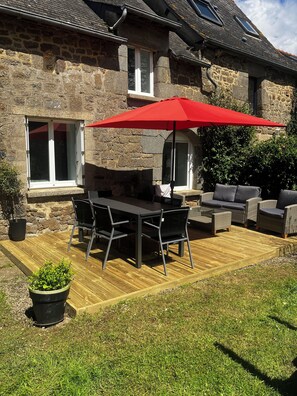 Jardin clos de murs avec espace pour manger et relaxer au calme sans vis à vis