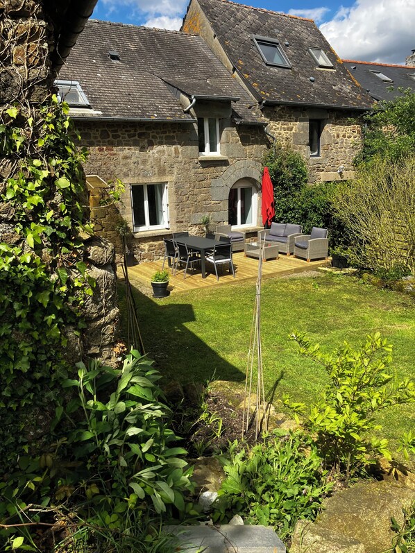 Maison de hameau avec jardin clos sur champs