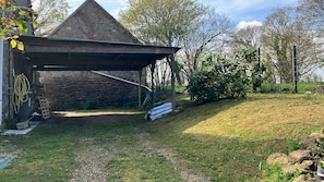 Carport et portail qui ferme à clé et bbq disponible
