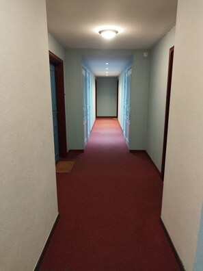 Bienvenue dans l'univers feutré du Levant de Marie.... L'appartement est au fond