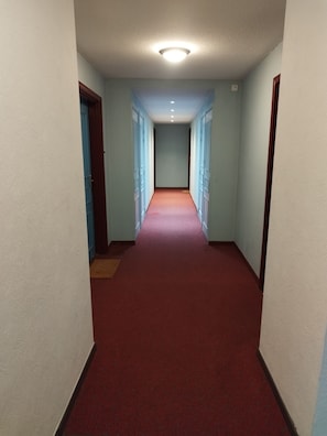 Bienvenue dans l'univers feutré du Levant de Marie.... L'appartement est au fond