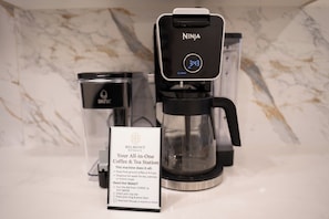 Kaffe og/eller kaffemaskine