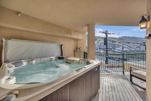 6-person private hot tub
