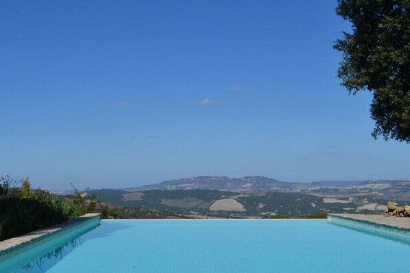 Podere Palazzone - Toscana Autentica. Infinity Pool über den Hügeln der Toskana.