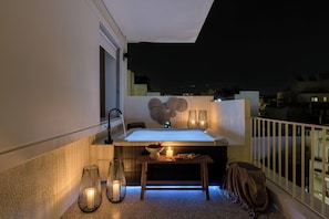 Jacuzzi of the first apartment