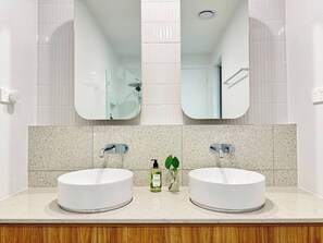 Ensuite Bathroom (1)
