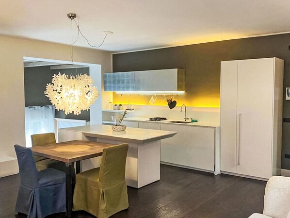Meubles, Appartement, Chaise, Tache De Bois, Peindre, Table Cuisine Et Salle A Manger, Cuisine, Comptoir, Principaux Appliance