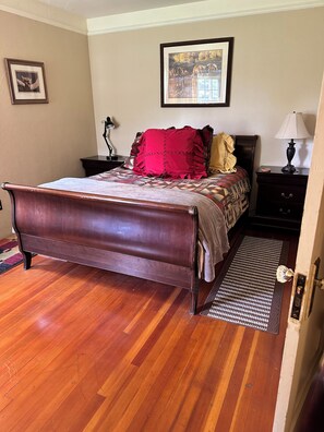 Bedroom 2 queen bed