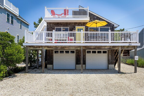Welcome to Sunshine and Smiles on Leeward Ave