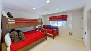 Queen with twin above bunkbed + daybed