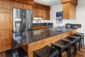 Kitchen Bar seating for 6 people