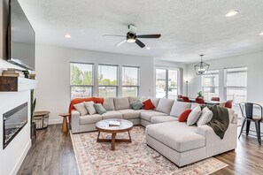 Living Room | Fireplace | Free WiFi | Smart TV