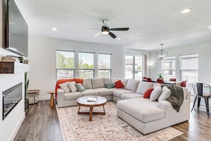 Living Room | Fireplace | Free WiFi | Smart TV