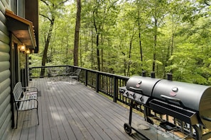 Deck | 2-Story Cabin | 1,248 Sq Ft