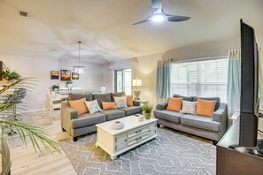 Living Room | Central A/C & Heating | Free WiFi | Smart TV
