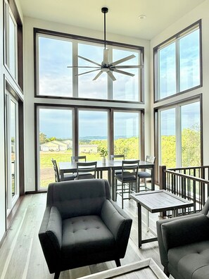 Floor to ceiling windows overlooking Prairie Dog Bay on them Missouri River