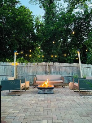 Fire pit area. Gas operated.