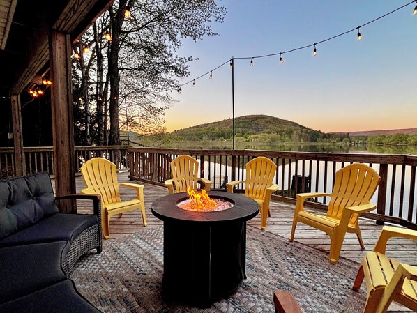 Deck w/. fire pit overlooking the lake