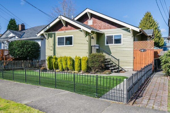 The classic Greenlake Bungalow, just 2 blocks to Greenlake Park!