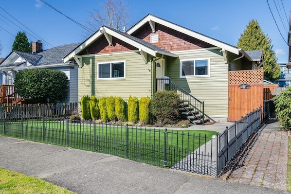 The classic Greenlake Bungalow, just 2 blocks to Greenlake Park!
