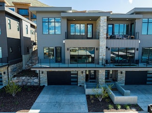 Luxury 3-level townhome in Hideout