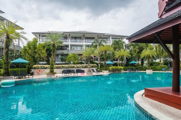 Elegant Beachfront 3BR Condo at Pearl of Naithon (4)
