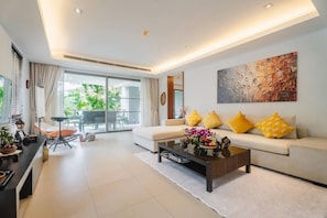 Elegant Beachfront 3BR Condo at Pearl of Naithon (6)