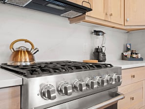 Kitchen / Stovetop