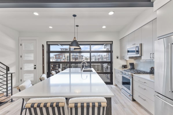 Apres La Joy - stunning 3 bed, 3 bath in the Elevate neighborhood