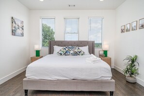 Primary bedroom with a King bed lounge areas and en-suite bathrom (2nd Floor)