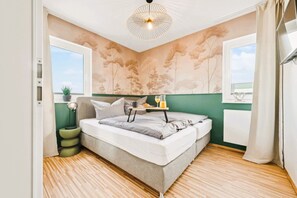 Schlafzimmer mit Boxspring-Kingsizebett