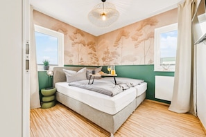 Schlafzimmer mit Boxspring-Kingsizebett