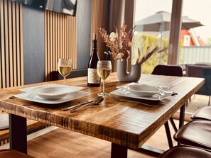Stilvoll speisen und entspannen – der Wein ist serviert