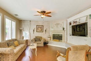 Living Room | Flat-Screen TV | Fireplace | 1st Floor