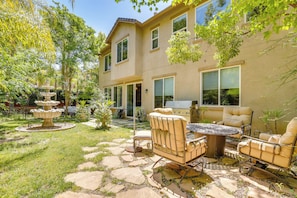 Enclosed Backyard | Fire Pit | Gas Grill