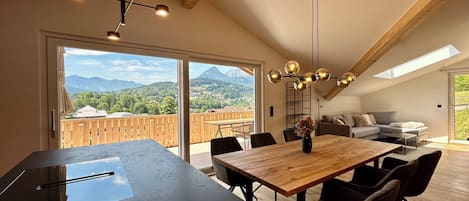 Ferienwohnung Gipfelglück-Großzügiger Wohn- und Essbereich mit Panoramablick
