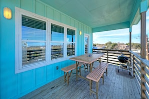 Balcony with a grill. (Keeper Trout)