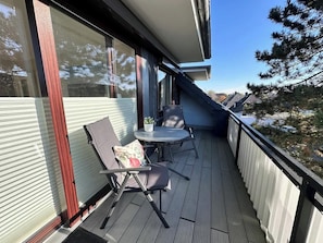 Großer Sonnenbalkon mit Tisch und Stühlen. Er steht den ganzen Tag in der Sonne. Eine große Markise mit automatischem Auszug.