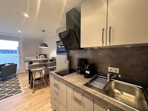 Moderne Küche mit Geschirrspülmaschine, 2er Ceranfeld, großer Kühlschrank mit Gefrierfach, Siemens Kombiofen: Mikrowelle und Heissluft, Kaffeemaschine, Nespressomaschine, Wasserkocher, Toaster, Gewürze und jede Menge Kochzubehör.