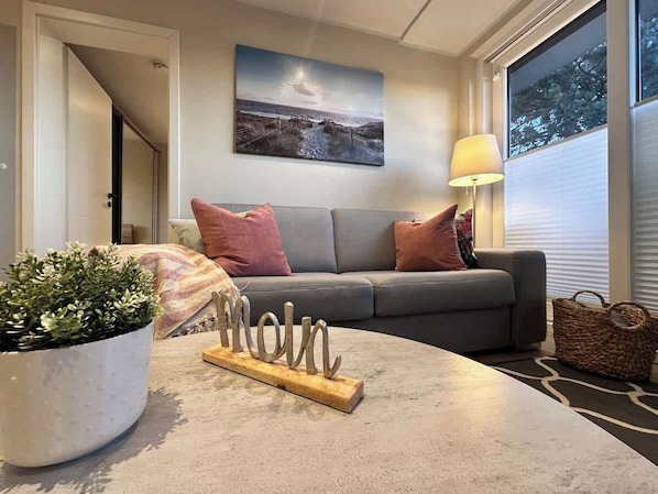 Gemütliche Couch im Wohnzimmer