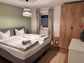 Schlafzimmer mit 180er Boxspringbett und Kleiderschrank